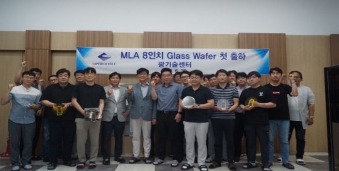 옵트론텍 임지윤 대표이사(사진 왼쪽부터 7번째)가 제네시스 적용 MLA 8인치 Glass Wafer 출하식을 개최하고 직원들과 함께 기념사진을 촬영하고 있다. 사진=옵트론텍 제공