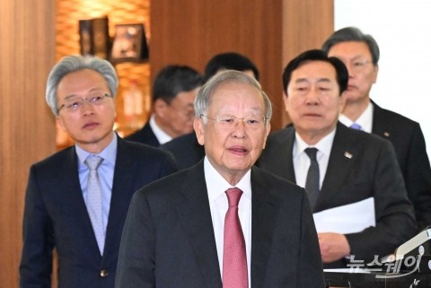 '노동조합법 개악 규탄' 공동기자회견 향하는 경제6단체장들
