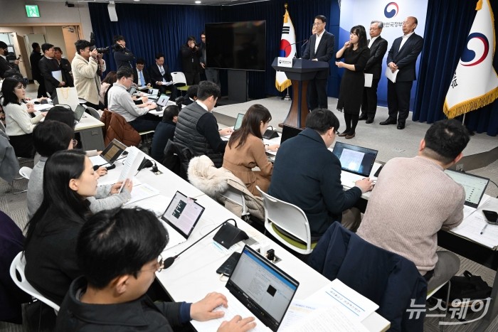 김성렬 새마을금고 경영혁신자문위원회 위원장이 14일 오후 서울 종로구 정부서울청사에서 열린 '새마을금고 경영혁신안 이행계획' 브리핑에서 발표를 하고 있다. 사진=강민석 기자 kms@newsway.co.kr