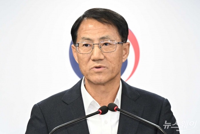 김성렬 새마을금고 경영혁신자문위원회 위원장이 14일 오후 서울 종로구 정부서울청사에서 열린 '새마을금고 경영혁신안 이행계획' 브리핑에서 발표를 하고 있다. 사진=강민석 기자 kms@newsway.co.kr