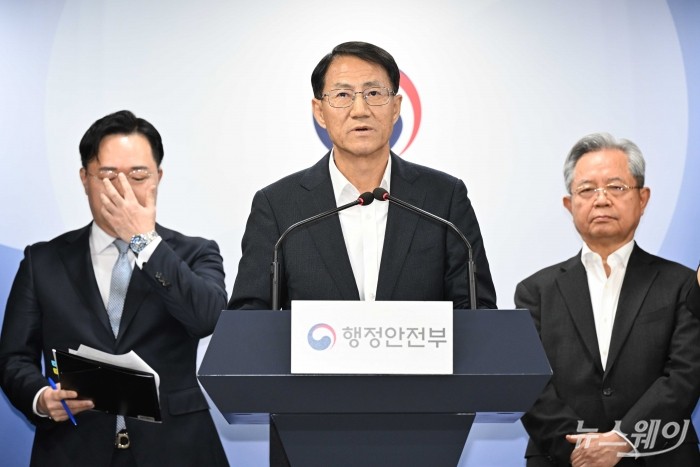 김성렬 새마을금고 경영혁신자문위원회 위원장이 14일 오후 서울 종로구 정부서울청사에서 열린 '새마을금고 경영혁신안 이행계획' 브리핑에서 발표를 하고 있다. 사진=강민석 기자 kms@newsway.co.kr