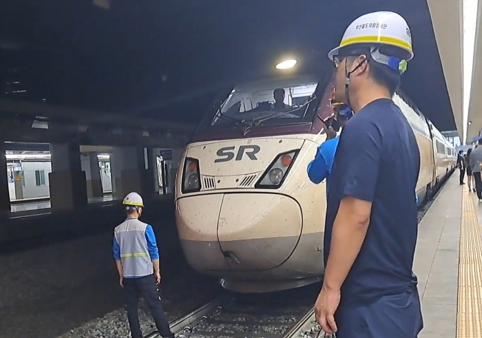 코레일 부산철도차량정비단 소속 직원들이 부산에서 수서행 SRT를 중련 연결하기 위해 철로에 나와 있다. 사진=유튜브채널 '동대구역' 영상 갈무리