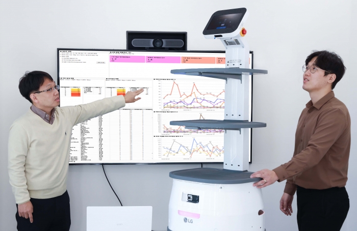 LG유플러스 직원들이 로봇 이용 고객 경험을 개선하기 위해 데이터 분석 리포트를 리뷰하고 있는 모습. 사진=LG유플러스 제공