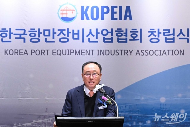 기념사 전하는 홍문기 한국항만장비산업협회 초대 회장