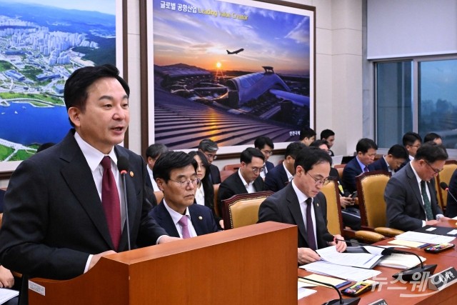 국토교통위 전체회의에서 법률안 제안설명하는 원희룡 장관