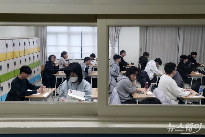 2024학년도 대학수학능력시험이 치러진 16일 서울 용산고등학교에서 수험생들이 시험을 준비하고 있다. 사진=사진공동취재단