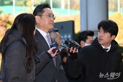 '부당합병' 관련 취재진 질문 듣는 이재용 회장