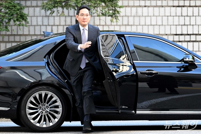 이재용 삼성전자 회장이 17일 오전 서울 서초구 서울중앙지방법원에서 열린 '부당합병·회계부정' 혐의 관련 1심 결심 공판에 출석하기 위해 차량에서 하차하고 있다. 사진=강민석 기자 kms@newsway.co.kr