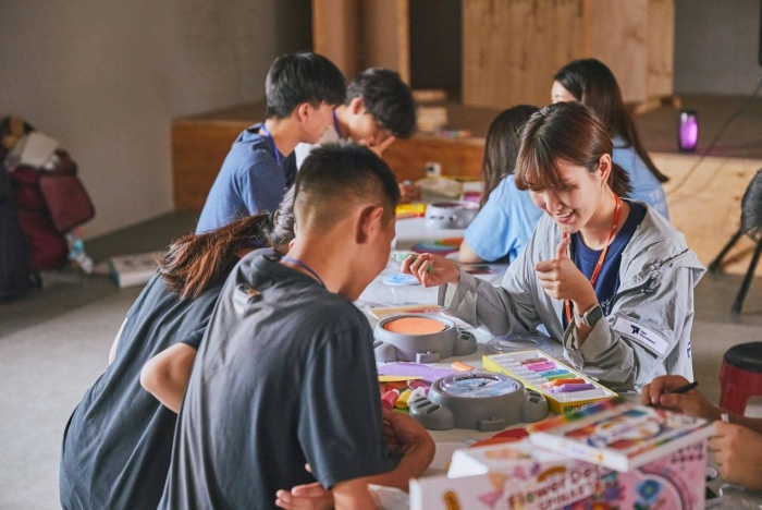 티앤씨재단 장학생들이 지난 8월 몽골 울란바토르에 있는 밝은미래학교에서 몽골 학생들을 대상으로 교육 봉사를 하고 있다. 사진=티앤씨재단 제공