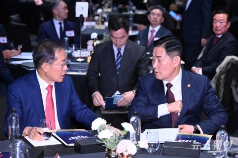 '대구경북신공항 투자설명회'서 대화 나누는 홍준표·신원식
