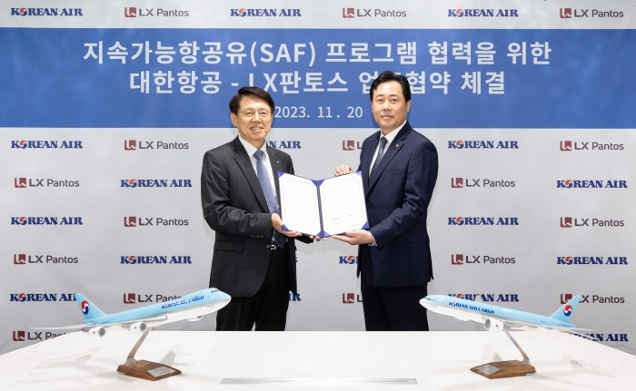 대한항공은 20일 서울 강서구 대한항공 본사에서 LX판토스와 'SAF 프로그램 협력을 위한 업무협약(MOU)'을 체결했다. 사진=대한항공 제공