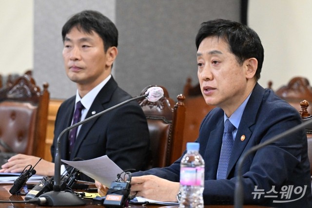 '금융지주회장단 간담회'에서 모두발언하 하는 김주현 금융위원장