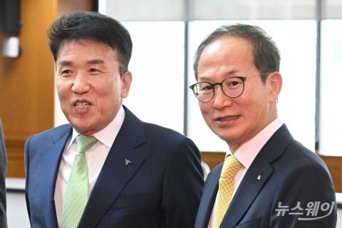 함영주 회장과 대화하는 양종희 KB금융지주 회장 내정자