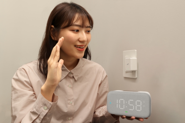 LG유플러스는 언제 어디서나 집안 조명과 히터 등 가전제품을 켜고 끌 수 있는 'U+스마트홈 버튼봇'을 출시한다. 사진=LG유플러스 제공