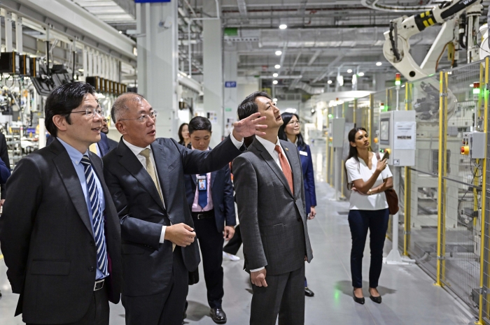 16일 로렌스 웡 싱가포르 부총리와 정의선 현대차그룹 회장이 HMGICS 제조시설을 둘러보고 있다. 사진=현대차그룹 제공