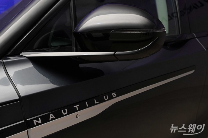 링컨코리아가 22일 오전 서울 종로구 The Space Nautilus에서 열린 중형 SUV 올-뉴 링컨 노틸러스 미디어 쇼케이스에서 실차를 공개하고 있다. 사진=강민석 기자 kms@newsway.co.kr