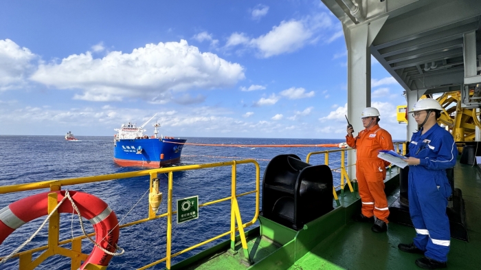 SK어스온이 지난 21일 남중국해 북동부 해상에 위치한 17/03 광구에서 생산한 원유를 수상·수중 호스를 통해 유조선에 선적하고 있다. 사진=SK어스온 제공