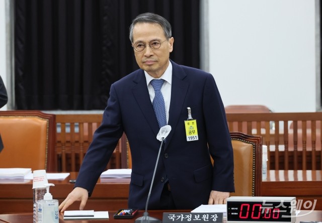 정보위 전체회의 기다리는 김규현 국정원장