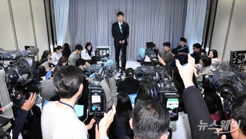 은행 횡재세 답하는 이복현 금감원장, &quot;거위배 가르자는 것&quot;