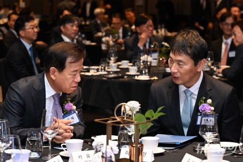 금투협 70주년 기념식···대화 나누는 이복현 원장·서유석 회장