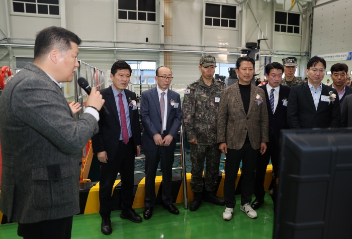 무인수상정 전용 체계통합시험동 준공식 후 주요 참석자들이 시험동 내부를 둘러보고 있다. 사진=LIG넥스원 제공