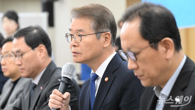 이정식 고용노동부 장관, '비정규직 차별 기획감독 결과' 발표