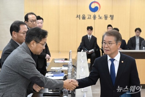 금융업계와 악수 나눈 이정식 고용장관
