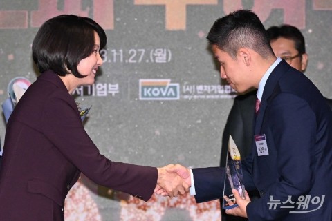 벤처기업에 트로피 수여한 이영 장관