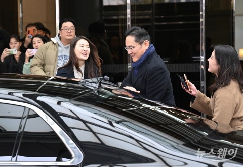 밝은 표정으로 귀국하는 이재용 회장