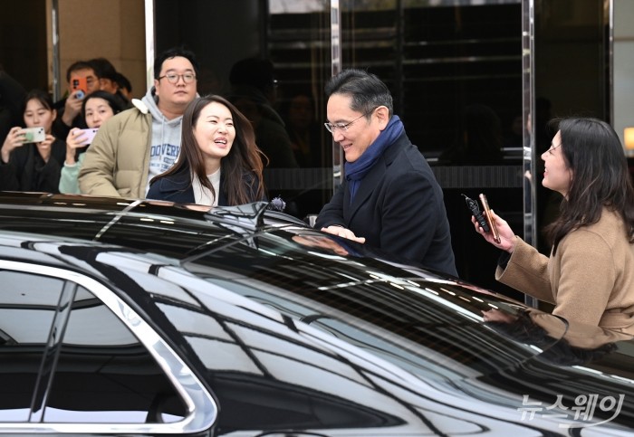 이재용 삼성전자 회장이 27일 오후 영국과 프랑스 일정을 마치고 서울김포비즈니스항공센터(SGBAC)를 통해 귀국하고 있다. 사진=이수길 기자 Leo2004@newsway.co.kr