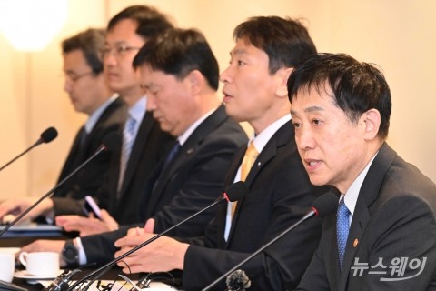 금융지주 회장 압박 안통했나?···상생금융, 이번엔 은행장 소집한 금융당국(종합)