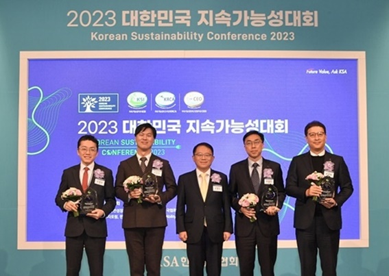 한국표준협회 주관 2023 대한민국 지속가능성대회에서 제약 부문 1위를 수상한 한미약품의 오세권 ESG그룹장(맨 왼쪽)이 타 부문 수상 기업 관계자들과 함께 기념촬영을 하고 있다. 사진=한미약품 제공
