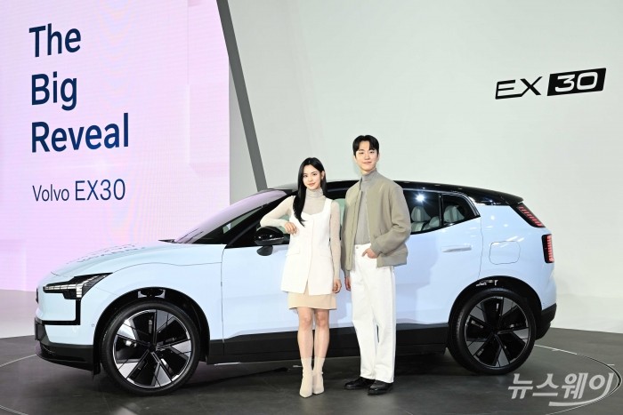 볼보코리아가 28일 오전 서울 중구 동대문디자인플라자에서 열린 'The Big Reveal Volvo EX30'에서 실차를 공개 하고 있다. 사진=강민석 기자 kms@newsway.co.kr