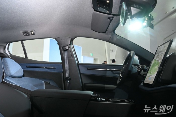 볼보코리아가 28일 오전 서울 중구 동대문디자인플라자에서 열린 'The Big Reveal Volvo EX30'에서 실차를 공개 하고 있다. 사진=강민석 기자 kms@newsway.co.kr