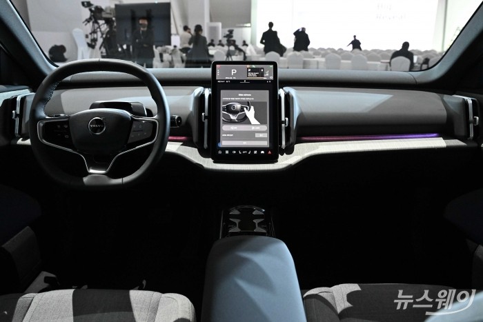볼보코리아가 28일 오전 서울 중구 동대문디자인플라자에서 열린 'The Big Reveal Volvo EX30'에서 실차를 공개하고 있다. 사진=강민석 기자 kms@newsway.co.kr