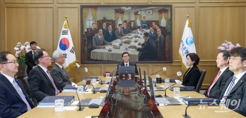'장기간 긴축' 이어간다는 한은, 금통위원 공석·교체에 분위기 바뀔까