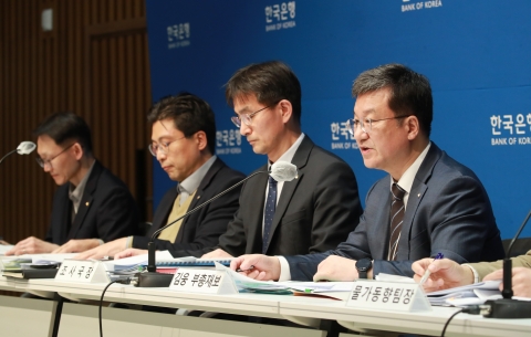 한은, 내년 성장률 2.1%로 또 하향···소비·건설투자 회복 모멘텀 약화