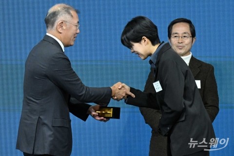 정의선 회장, 안산 양궁 선수에게 공로패 수여