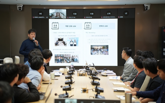 김연섭 롯데에너지머티리얼즈 대표이사가 3분기 경영 실적 발표를 앞두고 국내외 임직원들을 대상으로 회사 실적과 현황을 설명하는 분기별 경영설명회를 진행하고 있다. 사진=롯데에너지머티리얼즈 제공