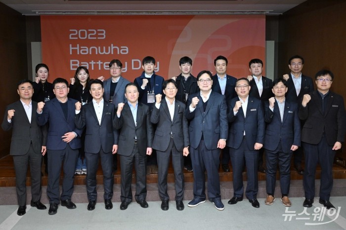 (왼쪽에서 다섯 번째)양기원 한화 모멘텀 대표를 비롯한 참석자들이 4일 오전 서울 여의도 63컨벤션센터에서 열린 '2023 한화 배터리데이'에서 기념촬영을 하고 있다. 사진=강민석 기자 kms@newsway.co.kr