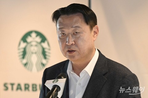 인사말 하는 손정현 스타벅스 대표이사