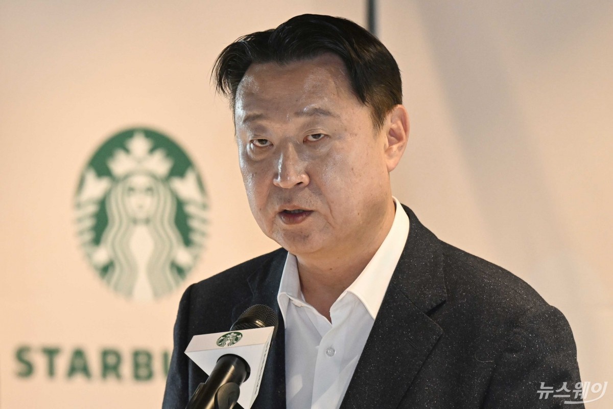 인사말 하는 손정현 스타벅스 대표이사 - 뉴스웨이
