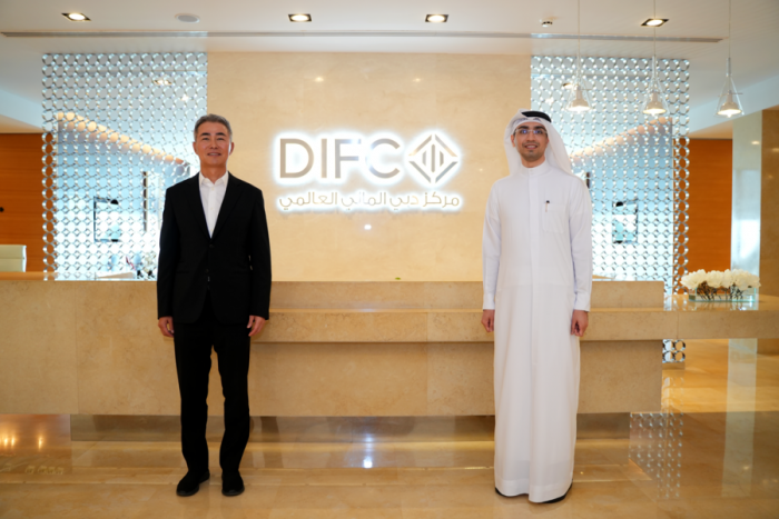 UAE 두바이 DIFC를 방문한 위메이드 장현국 대표(좌), 모하메드 알부쉬 DIFC 이노베이션 허브 대표(우). 사진=위메이드 제공