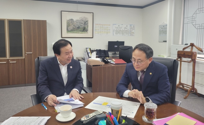 박홍률 목포시장이 고기동 행정안전부 차관을 만나 특별교부세 지원을 건의하고 있다.
