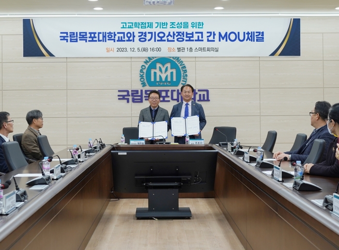 옥민호 목포대 입학처장(왼쪽)이 5일 주훈지 오산정보고 교장과 협약을 체결하고 있다.