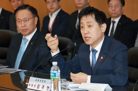 김주현 금융위원장 &quot;중견기업 성장 지원···신보 보증 500억까지&quot;