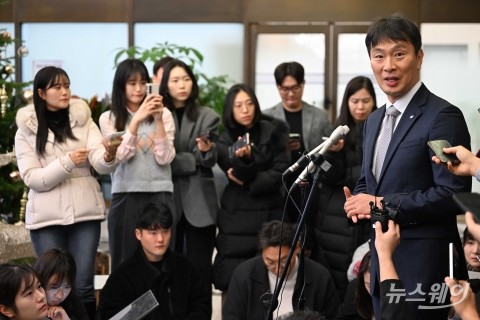 8곳 은행지주 이사회 의장 만난 이복현···&quot;내부 후보자만 뽑는 대표 선임 관행 철폐 할 것&quot;