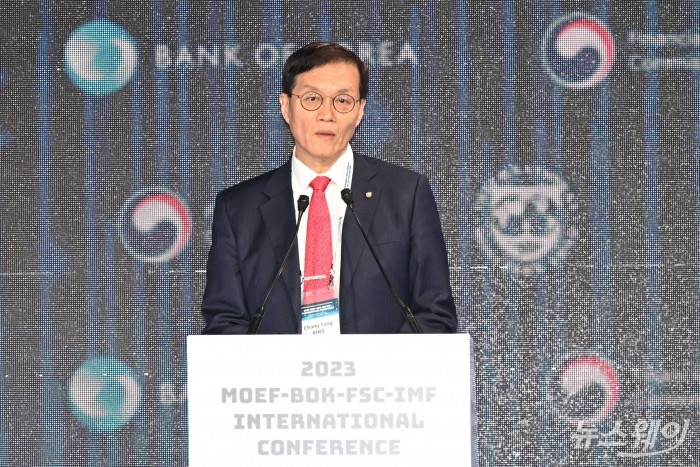 이창용 한국은행 총재가 15일 오전 서울 종로구 포시즌스호텔에서 열린 '2023 MOEF-BOK-FSC-IMF' 국제콘퍼런스에서 '디지털화폐 : 변화하는 금융환경 탐색' 주제로 기조연설을 하고 있다. 사진=강민석 기자 kms@newsway.co.kr