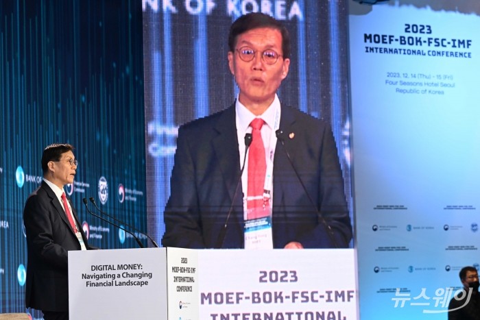 이창용 한국은행 총재가 15일 오전 서울 종로구 포시즌스호텔에서 열린 '2023 MOEF-BOK-FSC-IMF' 국제콘퍼런스에서 '디지털화폐 : 변화하는 금융환경 탐색' 주제로 기조연설을 하고 있다. 사진=강민석 기자 kms@newsway.co.kr