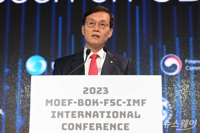 이창용 한국은행 총재가 15일 오전 서울 종로구 포시즌스호텔에서 열린 '2023 MOEF-BOK-FSC-IMF' 국제콘퍼런스에서 '디지털화폐 : 변화하는 금융환경 탐색' 주제로 기조연설을 하고 있다. 사진=강민석 기자 kms@newsway.co.kr
